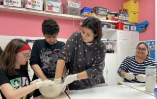 Carrilet TEA cuinant a l'aula